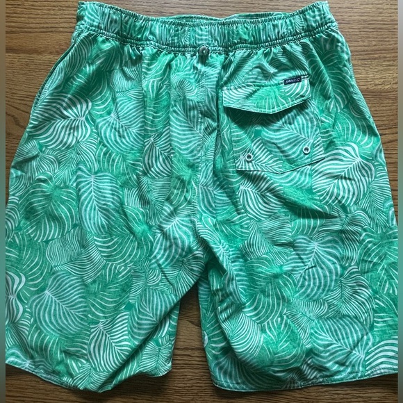 Johnnie-O swim shorts- green leaf design- size men’s large elastic in back. - Picture 3 of 7